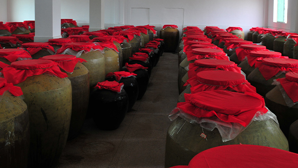 每1批好酒誕生，都需經(jīng)過做酒設(shè)備的蒸餾和時(shí)間的沉淀