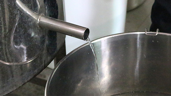 夏季用小型酒廠釀酒設(shè)備做酒產(chǎn)量驟減，他急瘋了