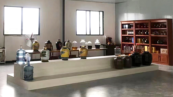 引進做酒設(shè)備開酒坊，信心滿滿打造特色餐館