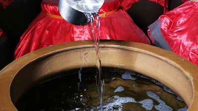 大型釀酒設(shè)備廠家告訴你，不同香型白酒貯存多長(zhǎng)時(shí)間才好喝