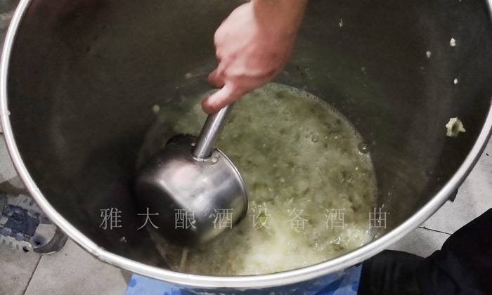 7.17李子釀酒技術-下曲后攪拌均勻