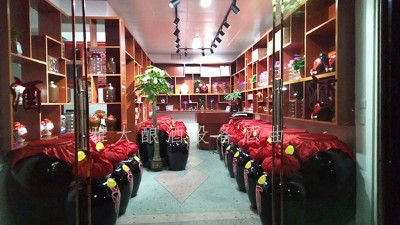 小酒坊開啟現(xiàn)蒸現(xiàn)賣模式，純糧釀酒設(shè)備做酒過程對外全公開！