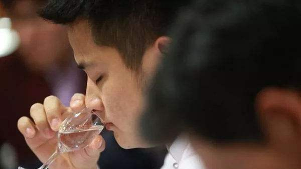 用生料釀酒設(shè)備做酒如何提升口感？