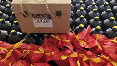 農(nóng)村老漢用山間野果結(jié)合現(xiàn)代制酒設(shè)備做酒，30元/斤還不愁賣(mài)