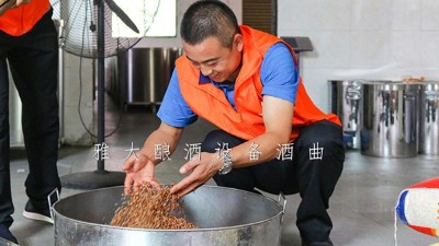 11月，雅大迎來了釀酒實操教學(xué)小高峰，學(xué)員們擼起袖子加油干