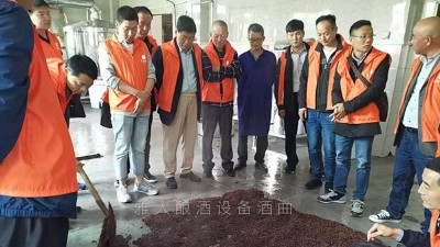 釀酒跟老師傅學(xué)工藝，不如來雅大釀酒設(shè)備廠家學(xué)全套釀酒技術(shù)